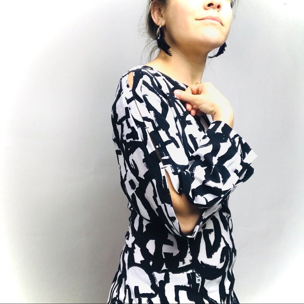 🌲3/$20 Kenneth Cole Keyhole White Black Printed Blouse L